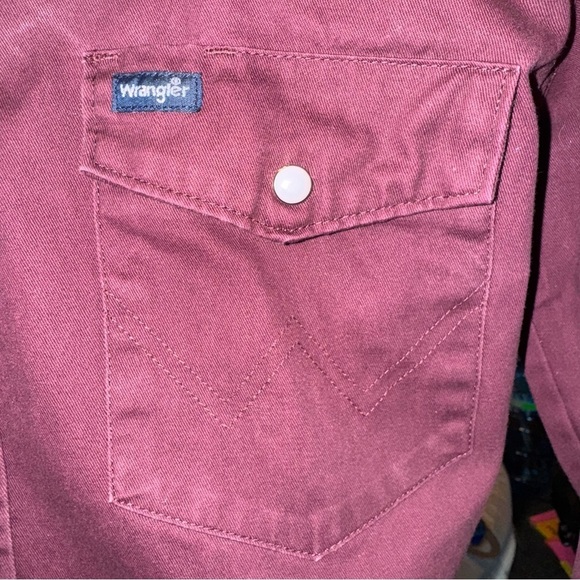 Wrangler Men’s Western Shirt Size Medium Dark Maroon Pearl Snaps Yoke Denim Jean - Picture 6 of 7